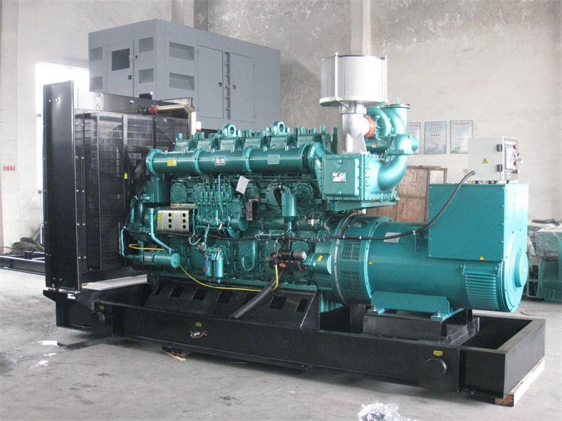 龙游200KW 柴油发电机的油耗是多少？